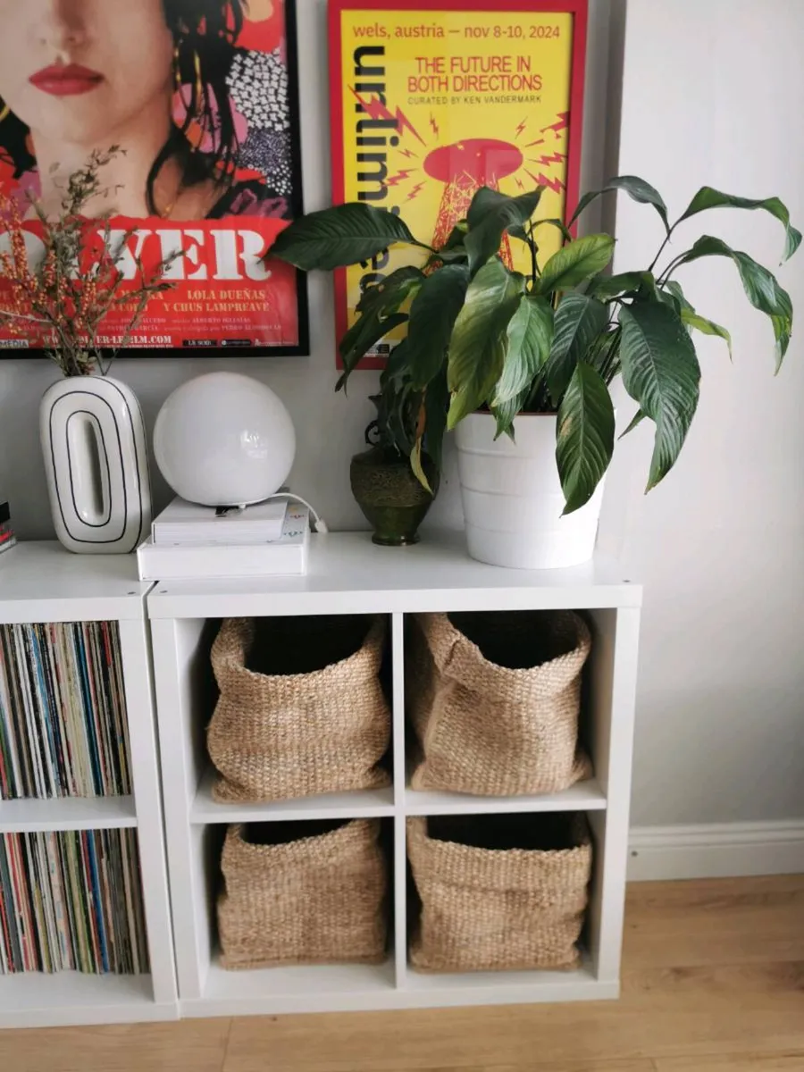 White Kallax unit with 4 Tjillevips baskets - Image 2