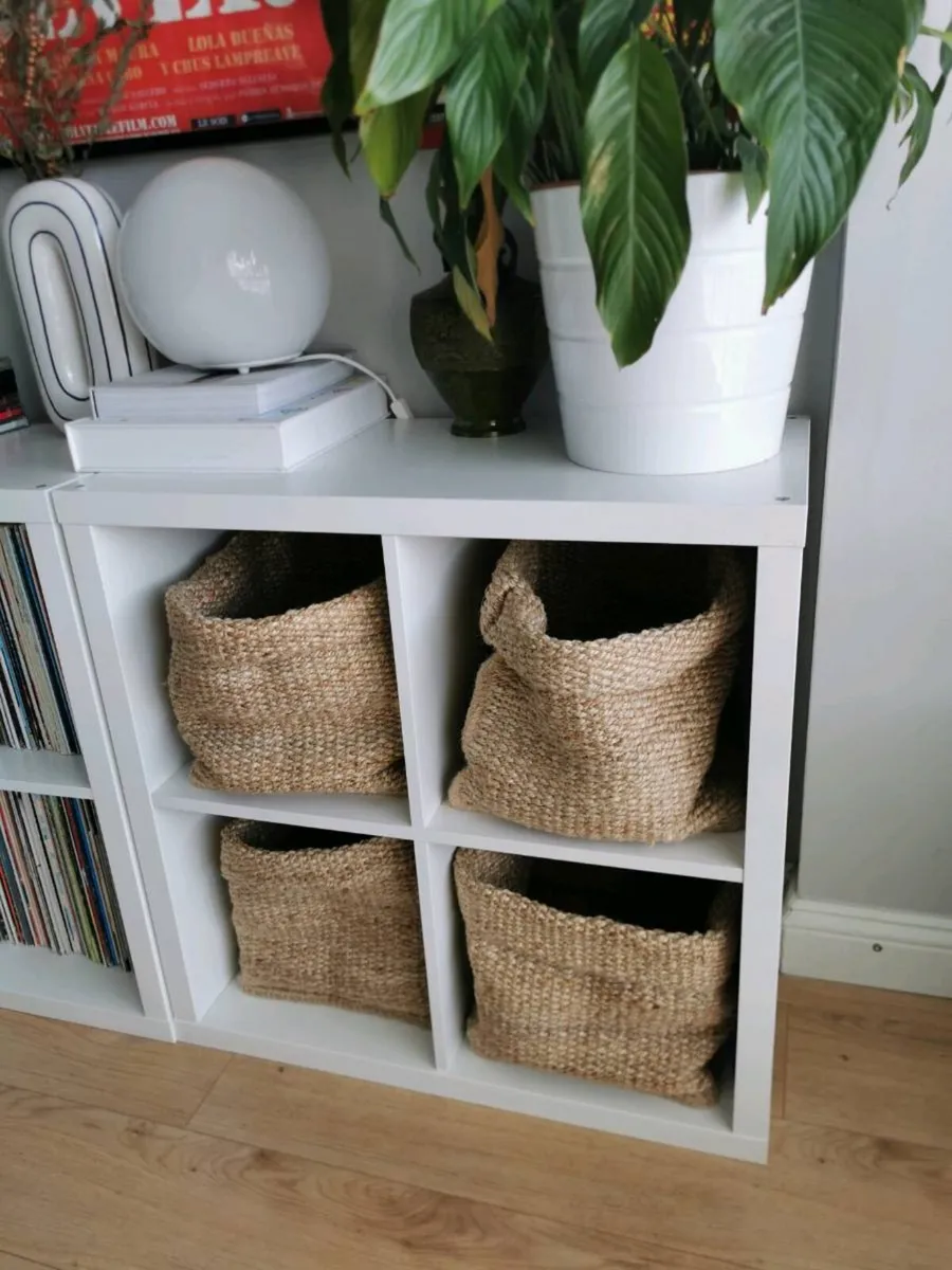White Kallax unit with 4 Tjillevips baskets - Image 3