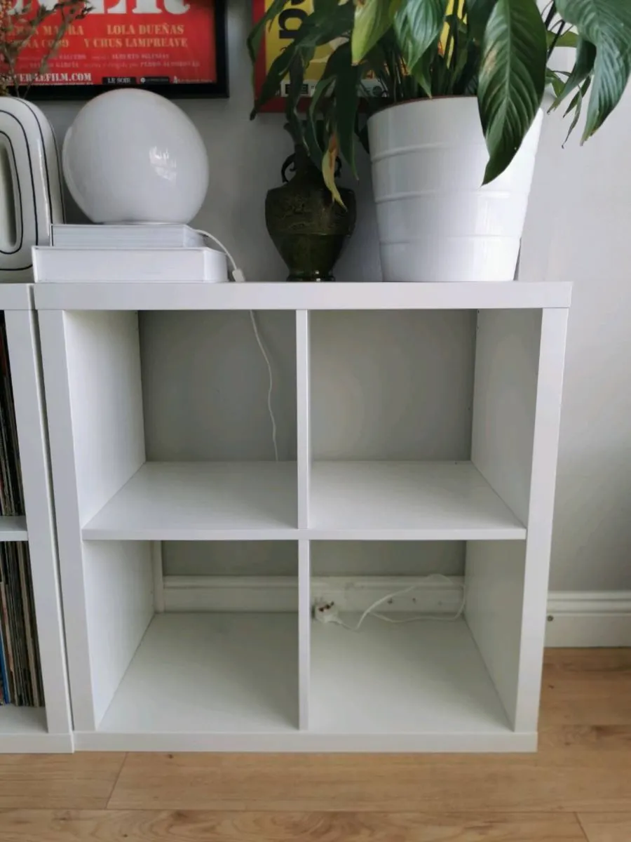 White Kallax unit with 4 Tjillevips baskets - Image 4