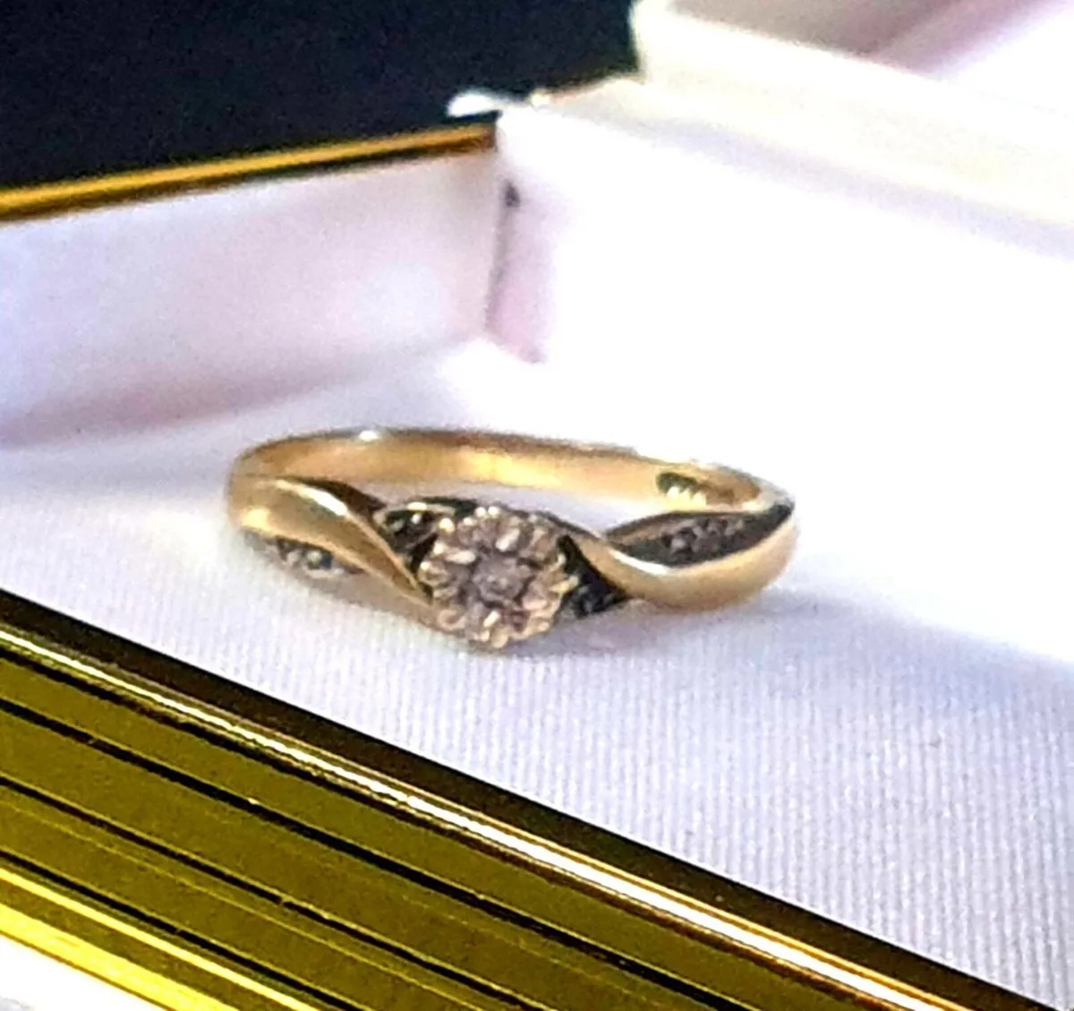 Vintage Hallmarked 9ct Gold Diamond Ring - Image 1