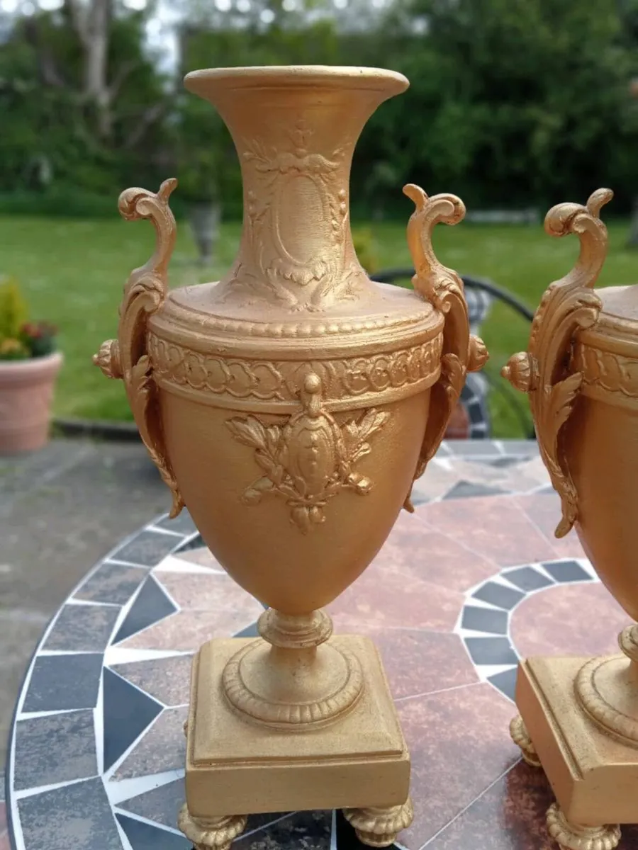 Pair of tall urns - Image 3