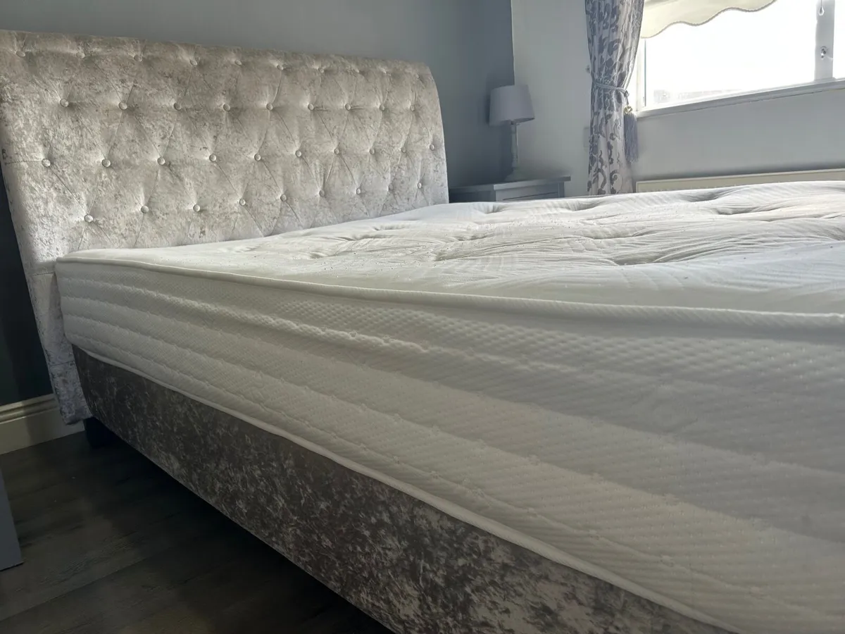 King size bed - Image 1
