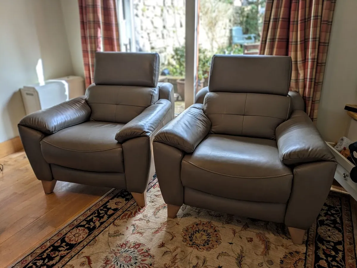 2 leather Parker Knoll armchairs - Image 2
