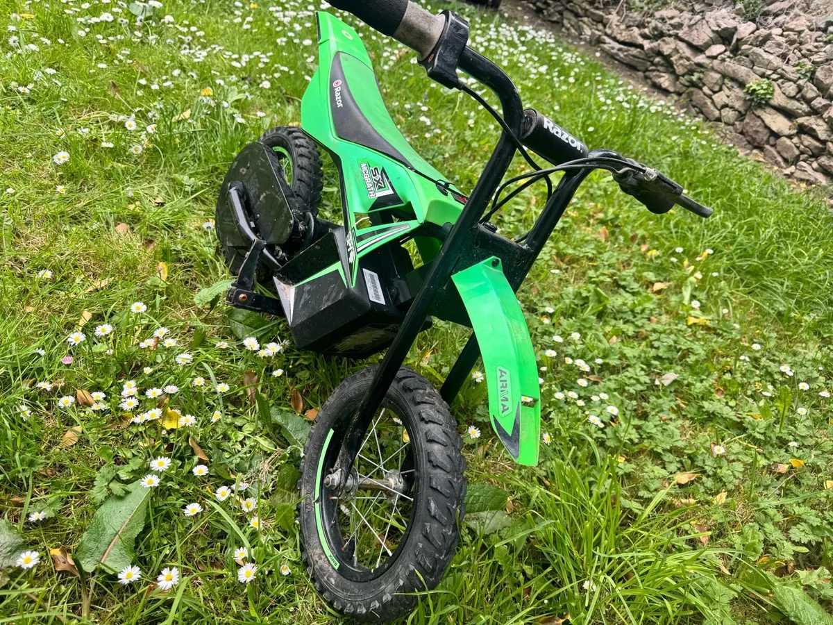 Razor SX125 McGrath 10.8V Electric Mini Dirt Bike - Image 2