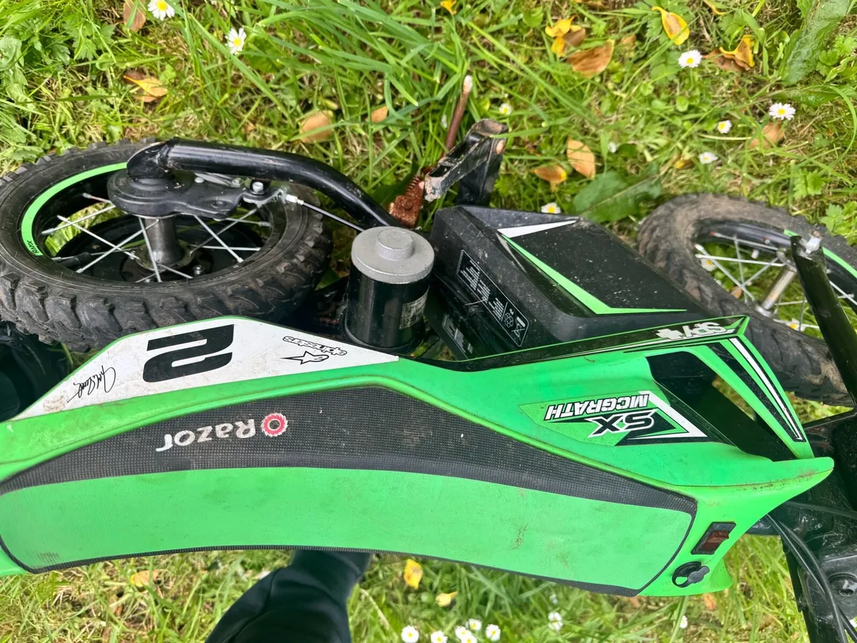 Razor SX125 McGrath 10.8V Electric Mini Dirt Bike - Image 4