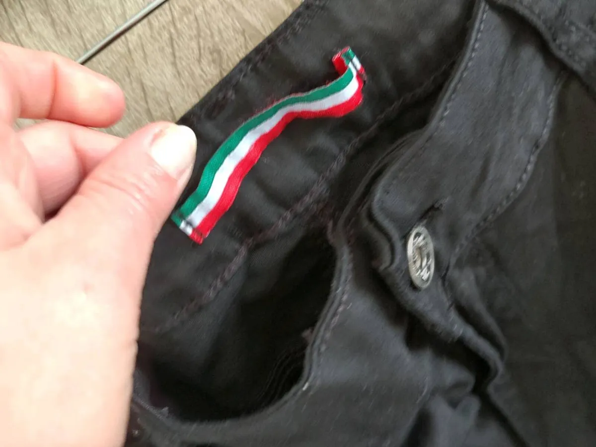 Size 46 Black Capri - Image 3