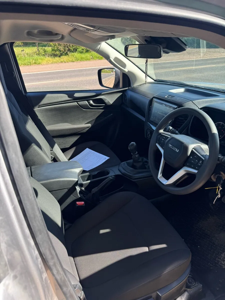 2022 Isuzu max utility - Image 4