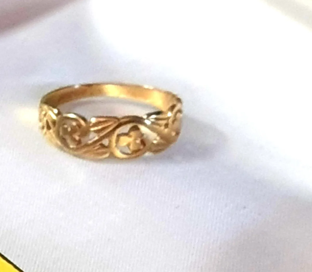 Vintage Hallmarked  9ct Gold 'Clover' Wedding Band - Image 2
