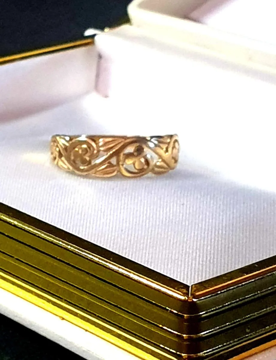 Vintage Hallmarked  9ct Gold 'Clover' Wedding Band - Image 3