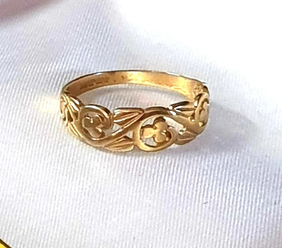 Vintage Hallmarked  9ct Gold 'Clover' Wedding Band - Image 1