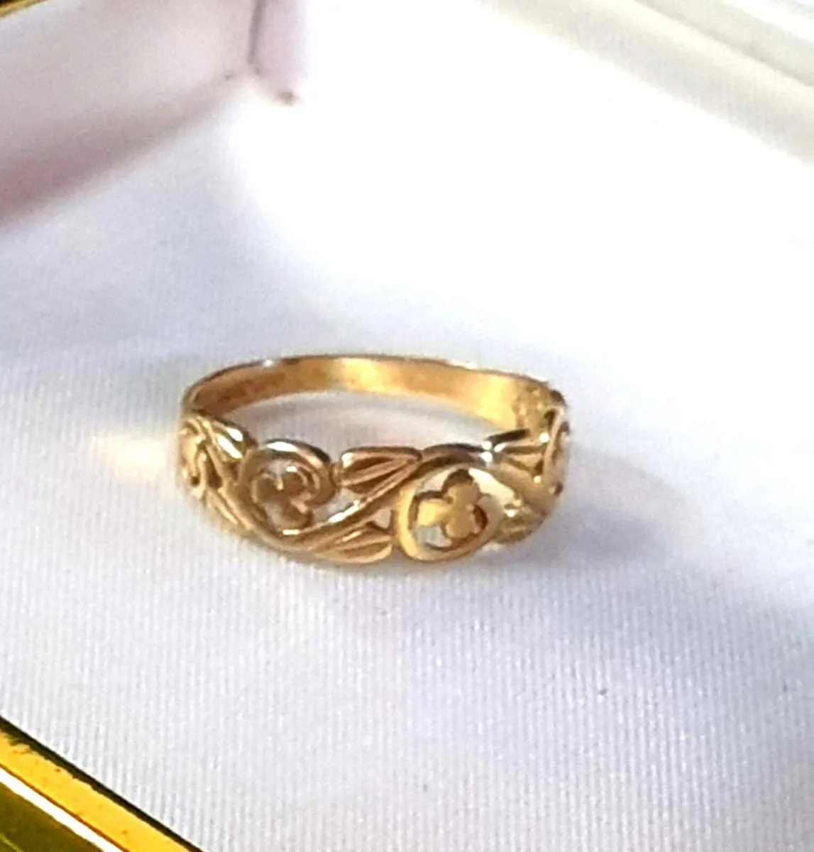 Vintage Hallmarked  9ct Gold 'Clover' Wedding Band - Image 4