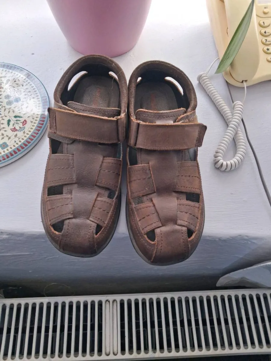 Mens boot and sandal size 7. - Image 3