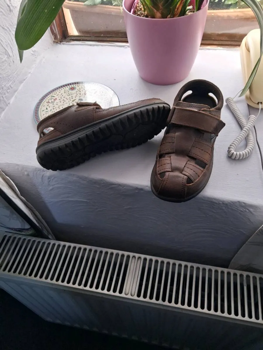 Mens boot and sandal size 7. - Image 4