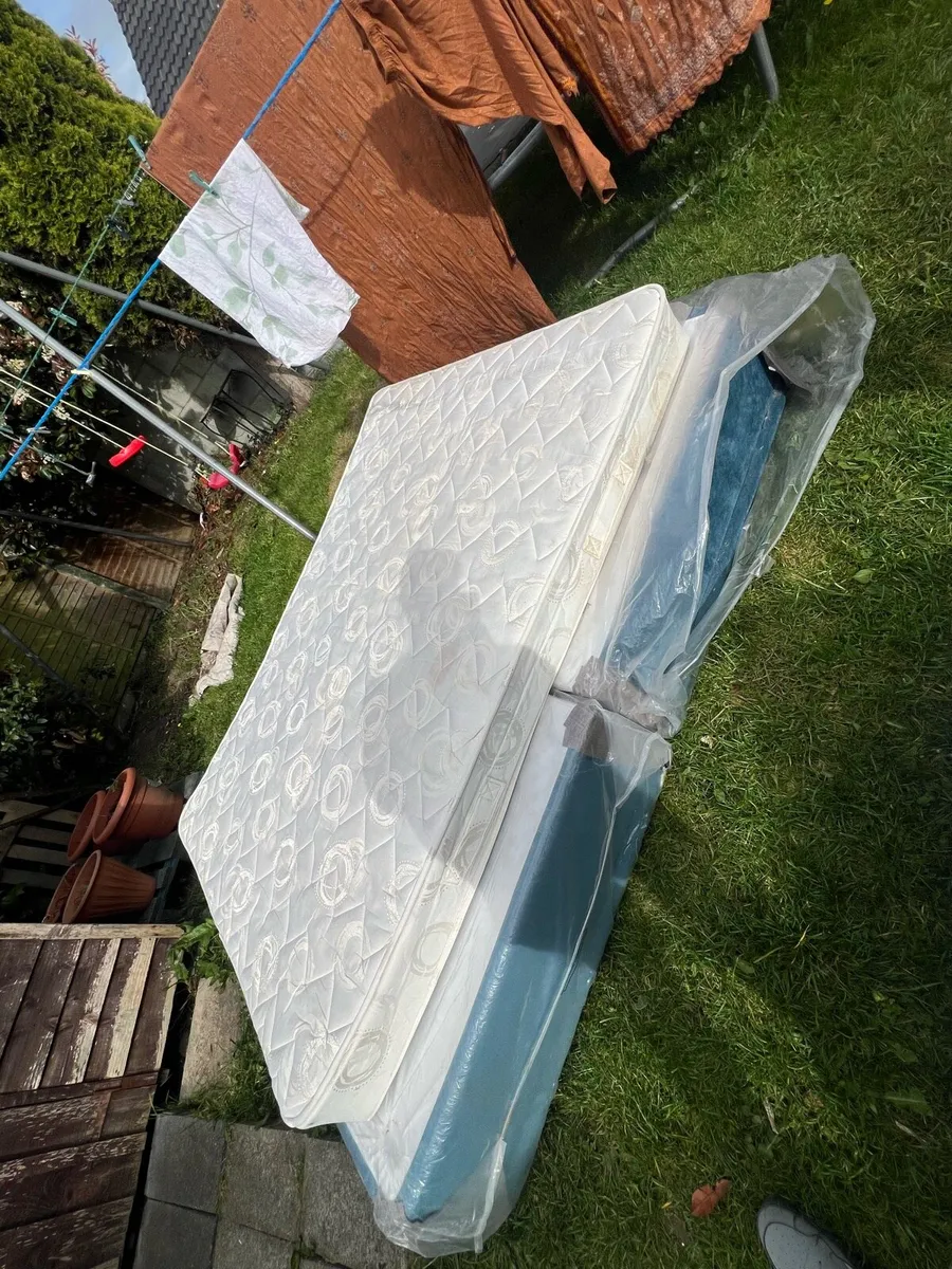 Bed and mattress - Image 3