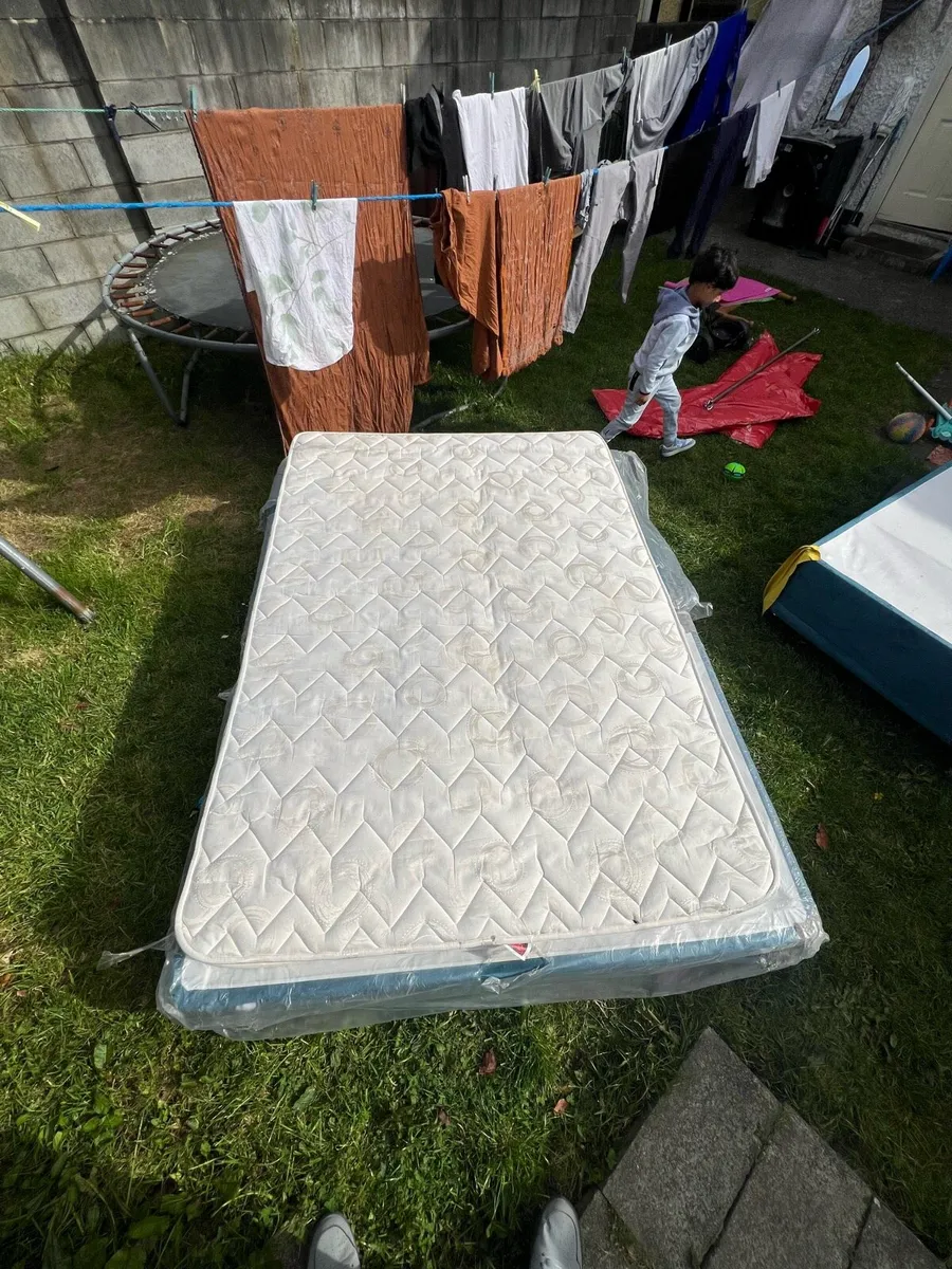 Bed and mattress - Image 4