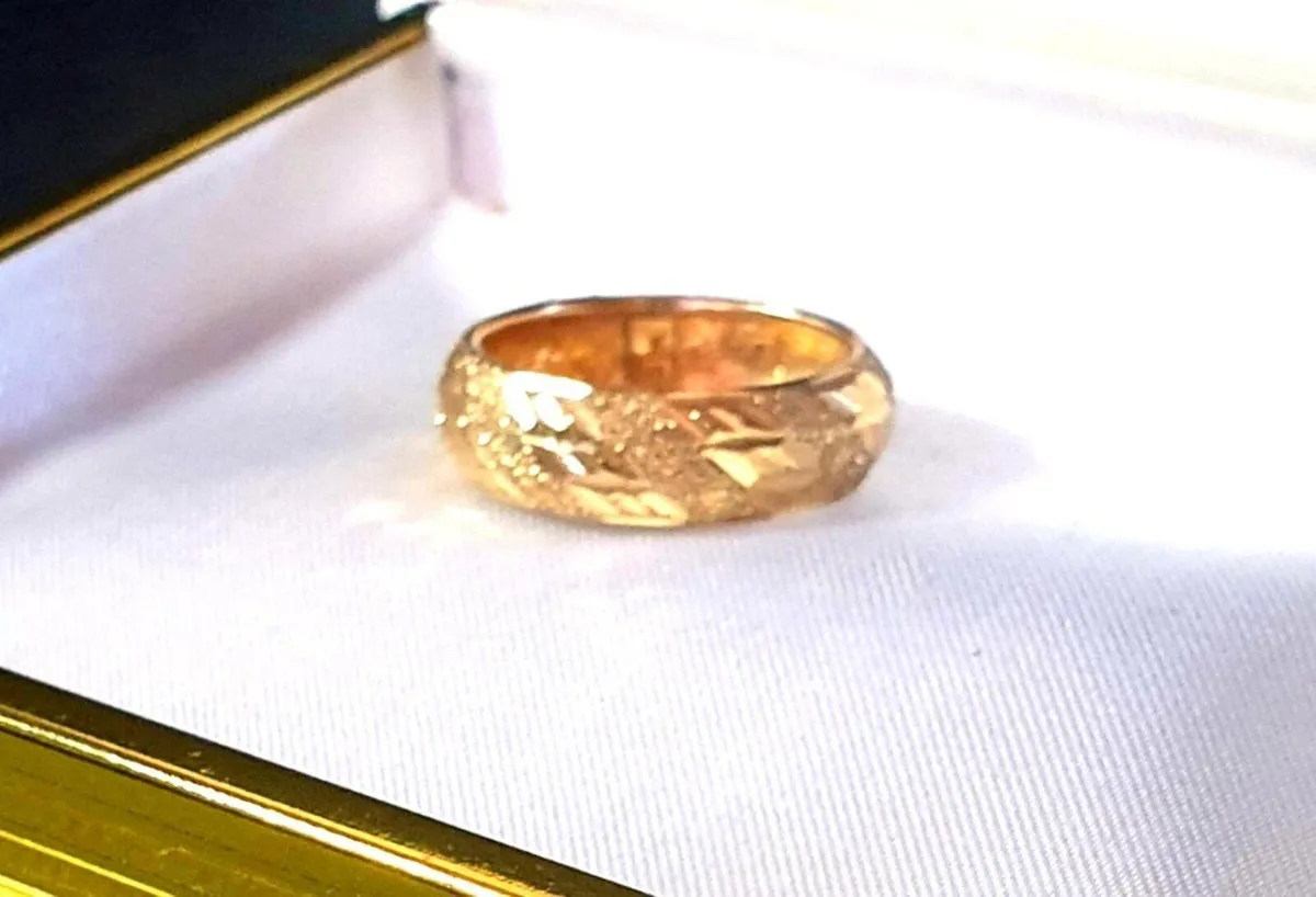 Vintage Hallmarked 9ct Gold Wedding Ring - Image 1