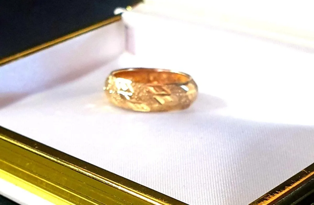 Vintage Hallmarked 9ct Gold Wedding Ring - Image 2