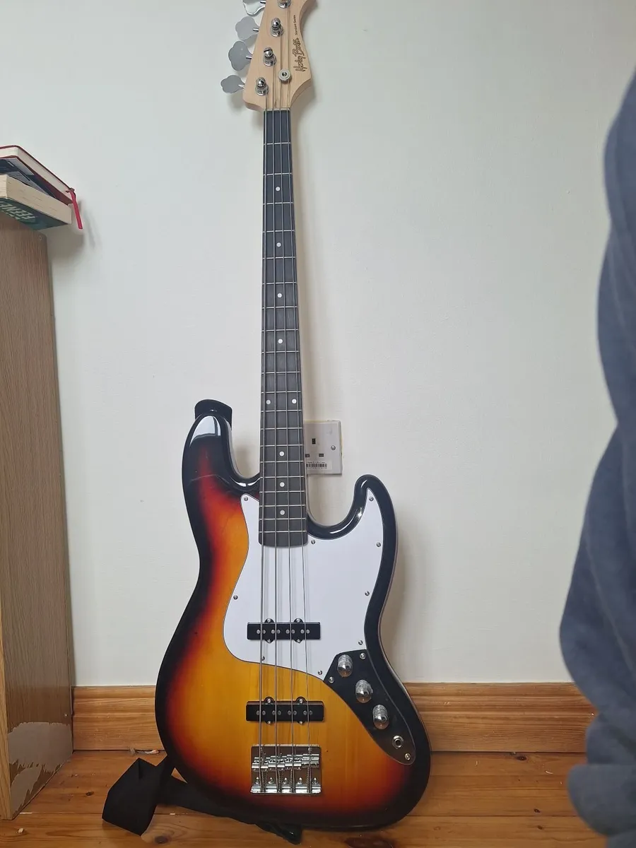 Bass guitar - Image 2