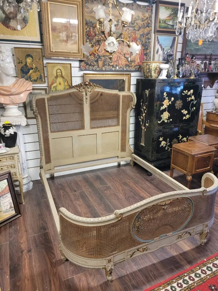 Louis XVI Swag Roses Rattan Bed Frame,King size. - Image 3