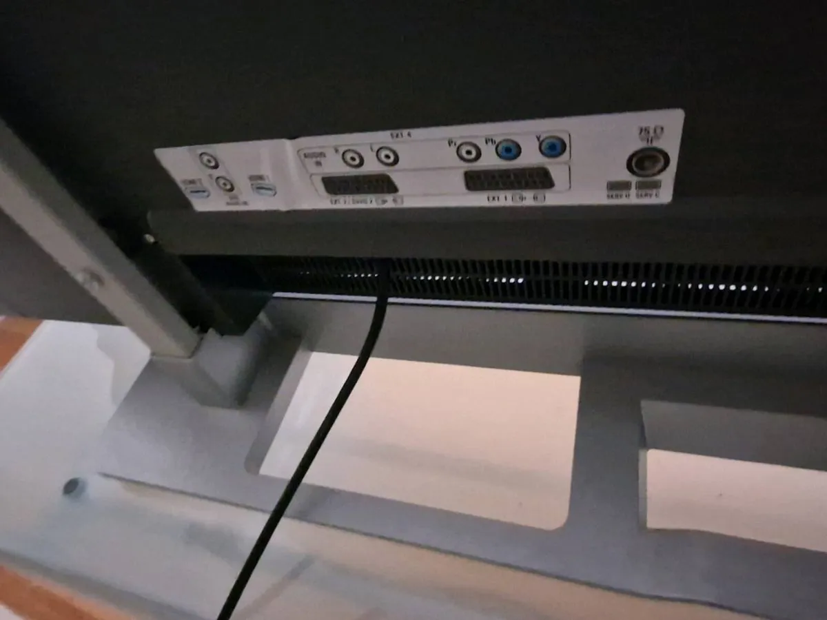 42" Tv and stand - Image 3