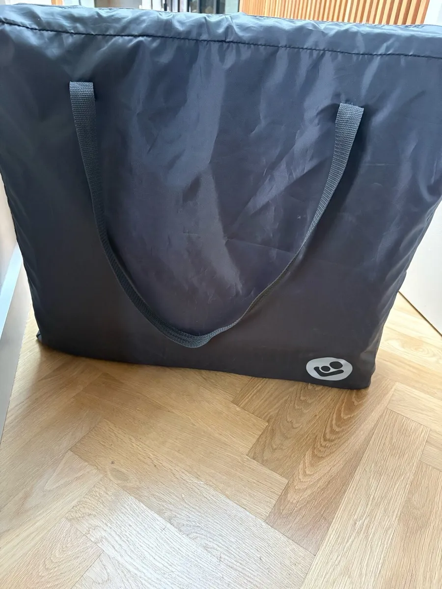 Baby travel cot - Image 4