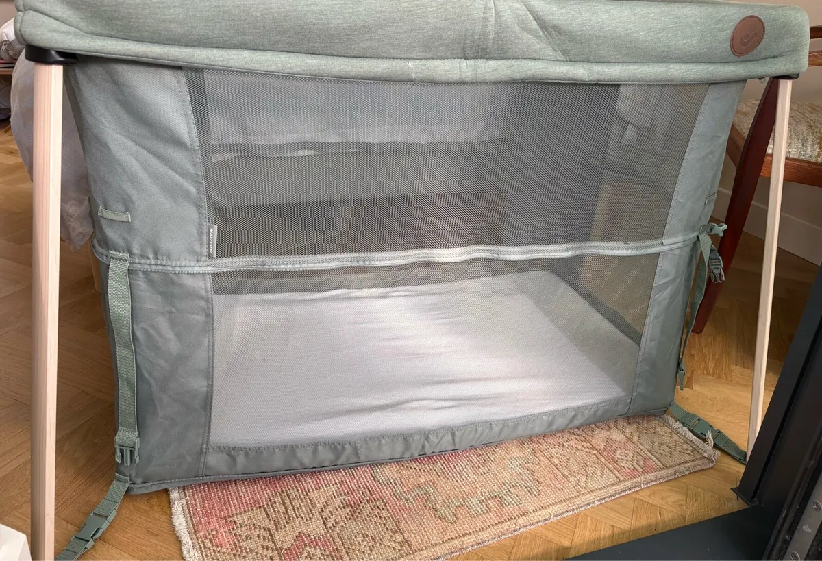 Baby travel cot - Image 1