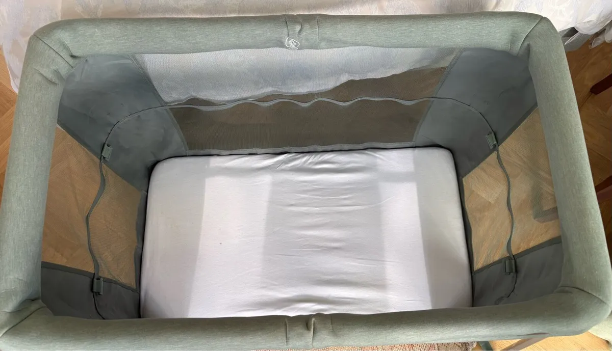 Baby travel cot - Image 2
