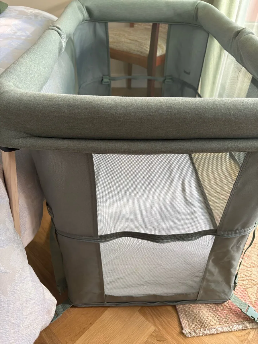 Baby travel cot - Image 3