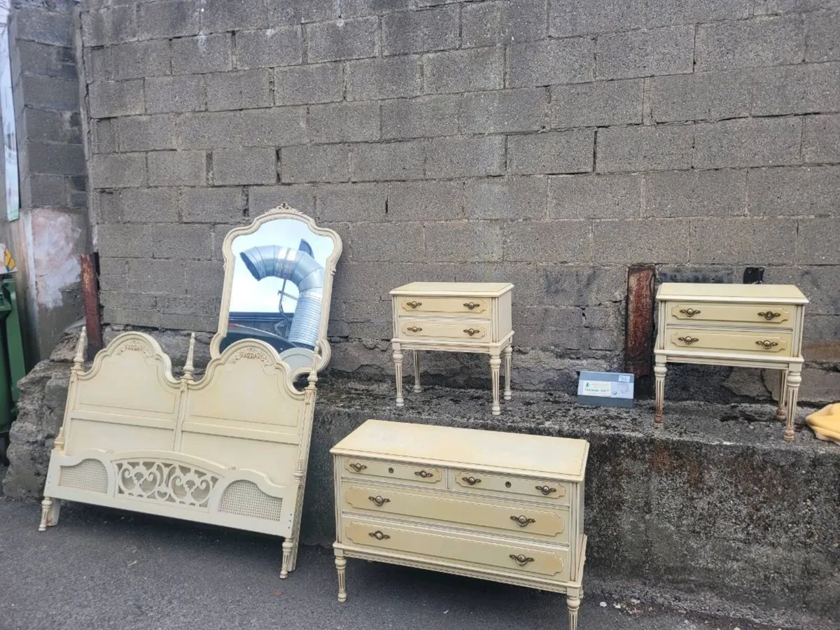 Bedroom set. - Image 1