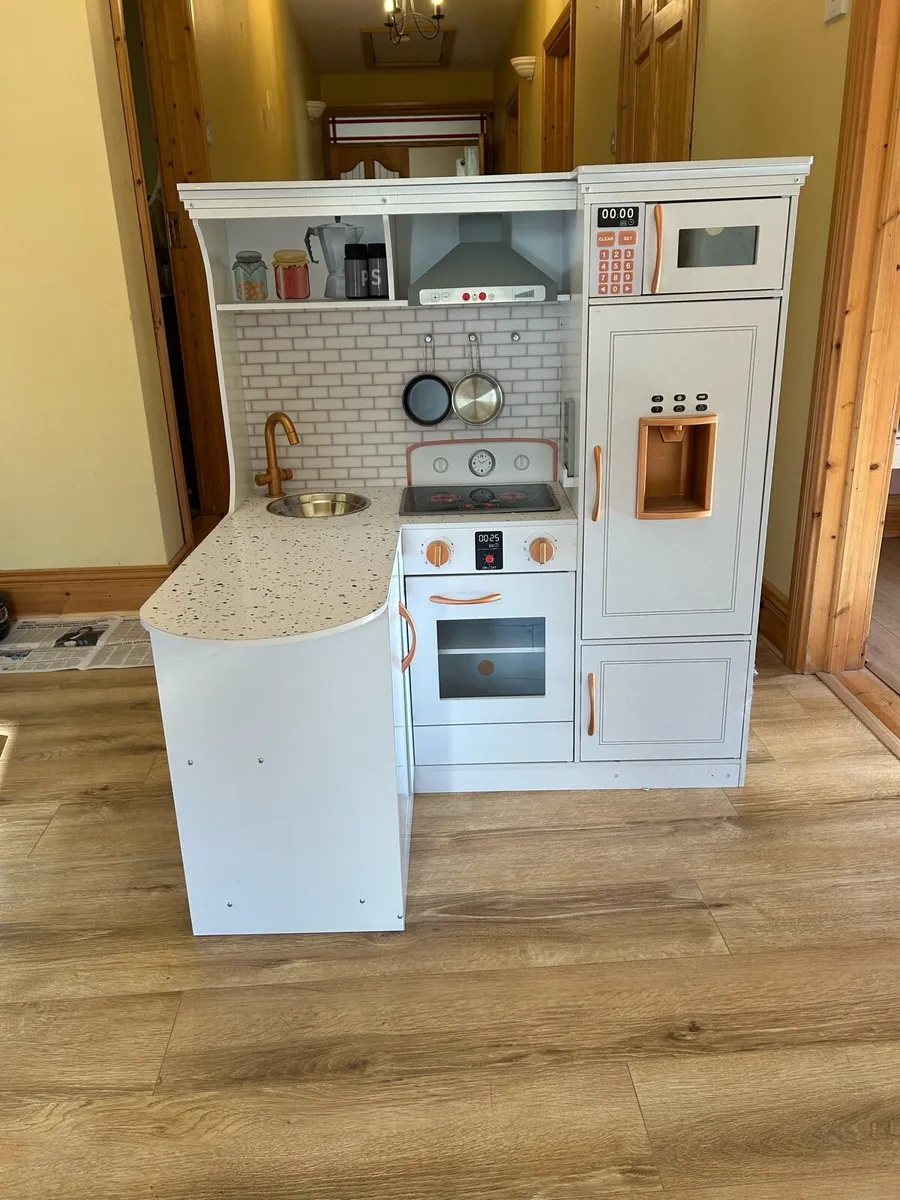 Toy kitchen - Image 1