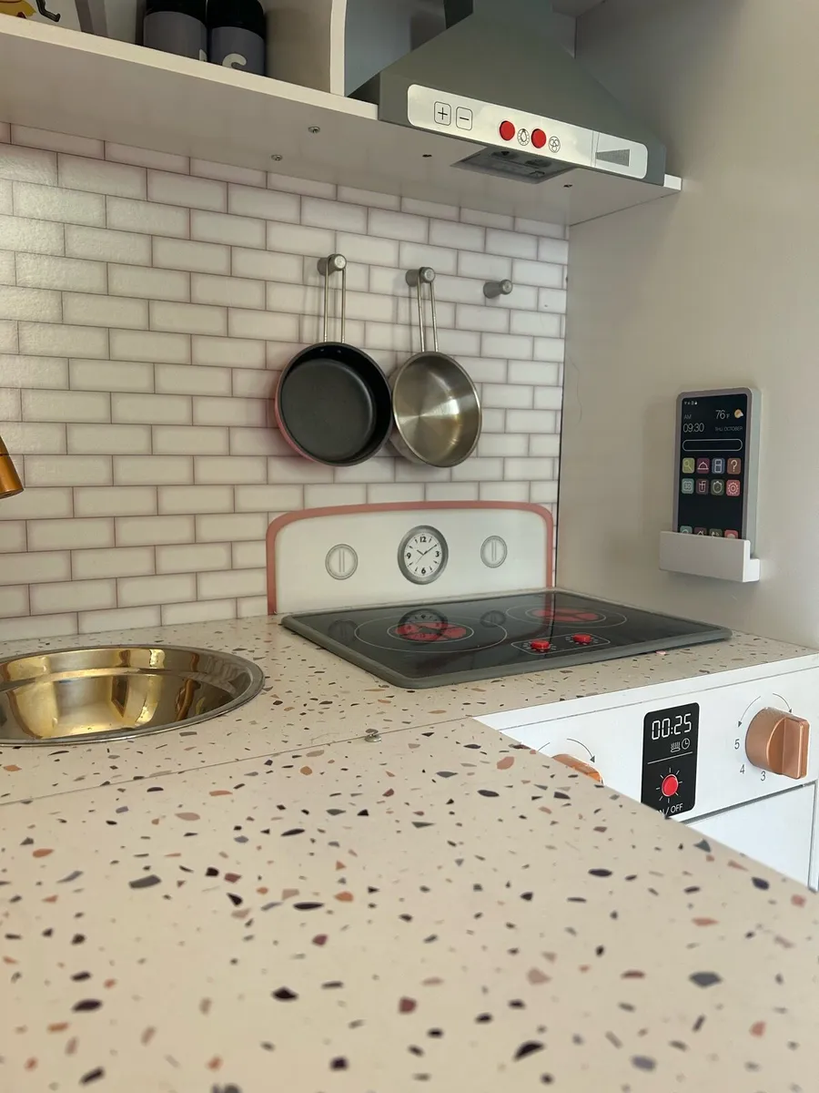 Toy kitchen - Image 2
