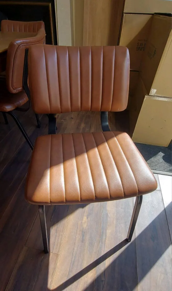 Extendable table and 6 chairs - open to offers - Image 3