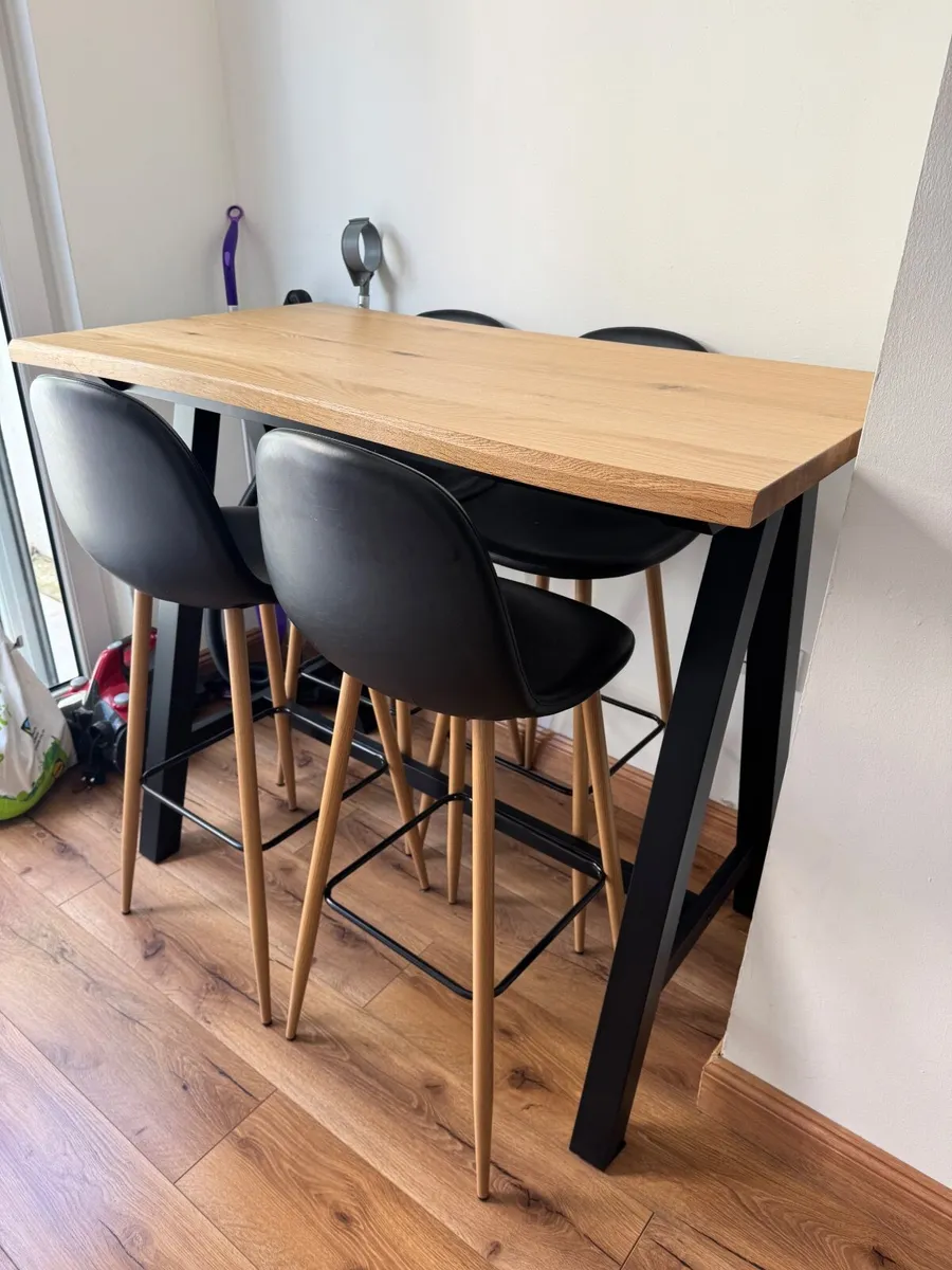 Table and chairs - Image 1