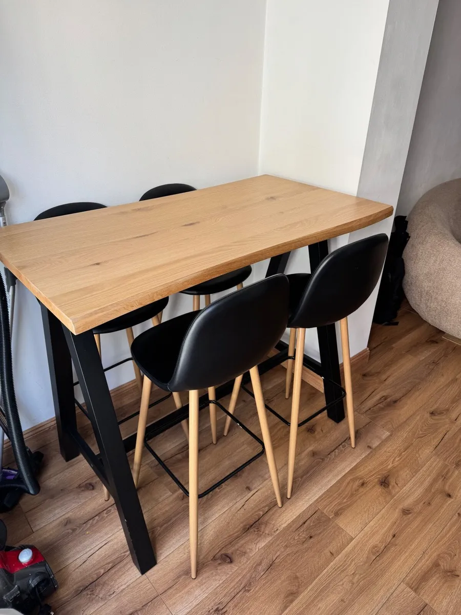 Table and chairs - Image 2