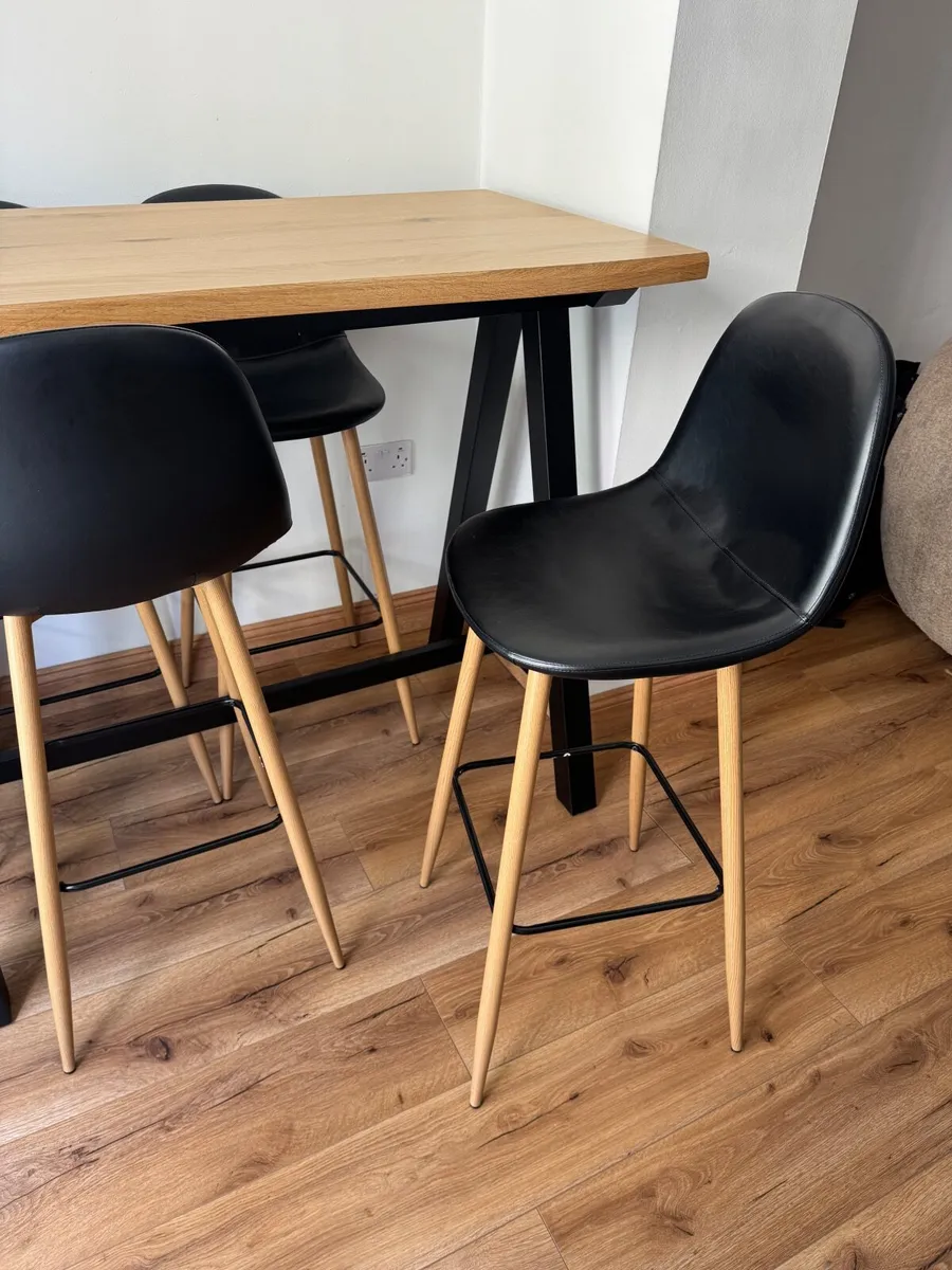 Table and chairs - Image 3