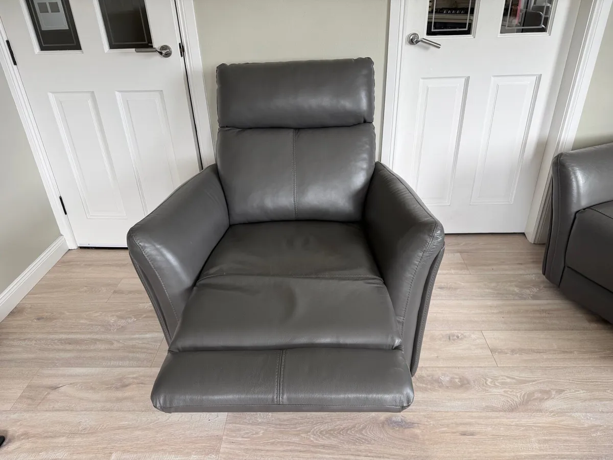 Leather recliner suite - Image 4
