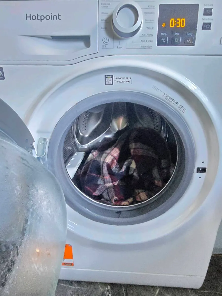 Hotpoint washing machine 9kg working perfect - Image 3