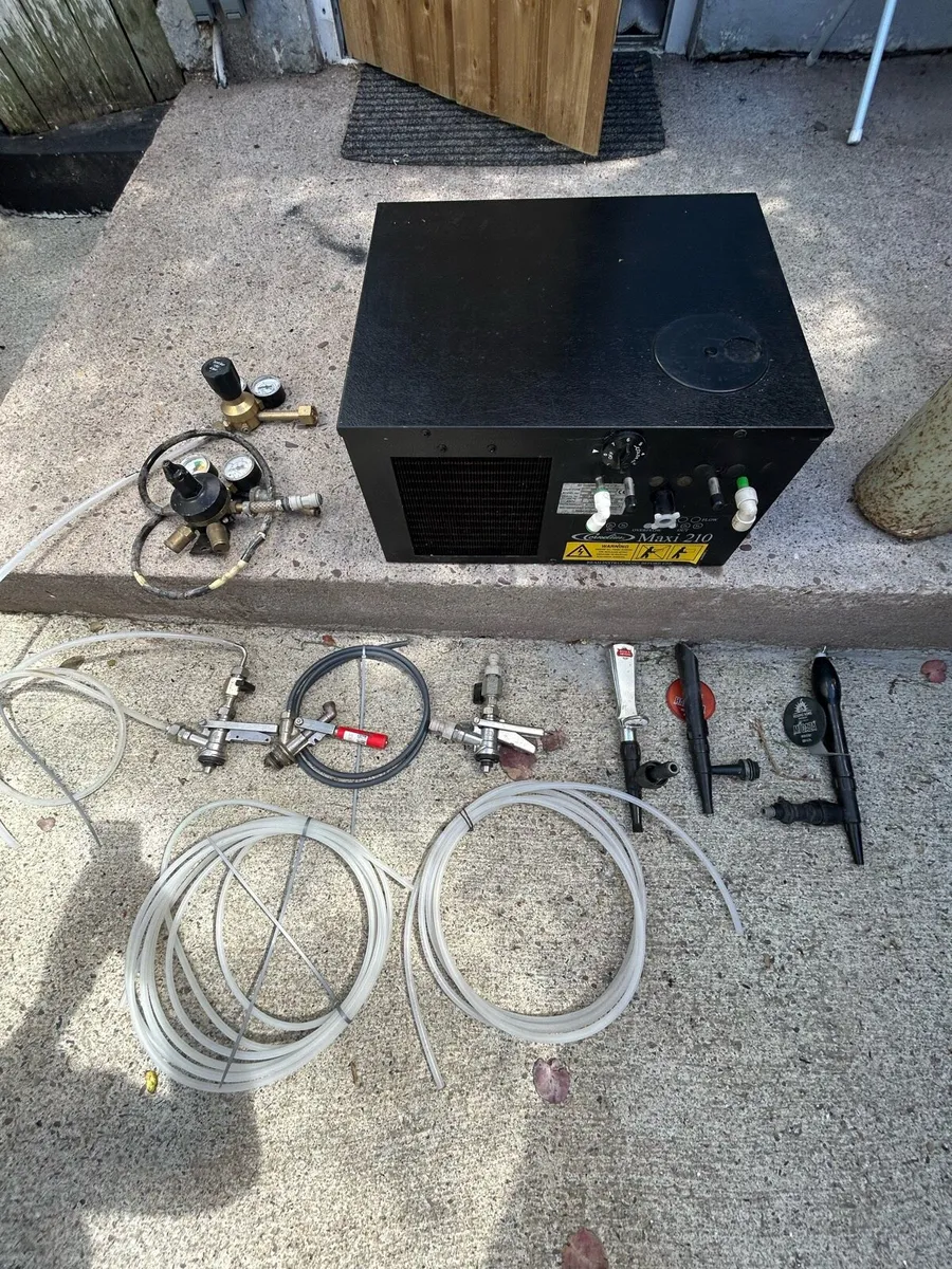 Bar cooler, lines, taps and regulators - Image 1