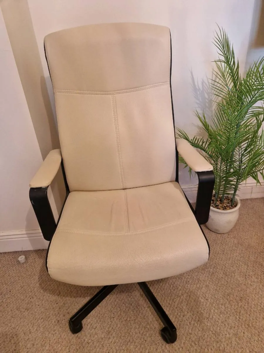 Office chair & table  & mattress - Image 1