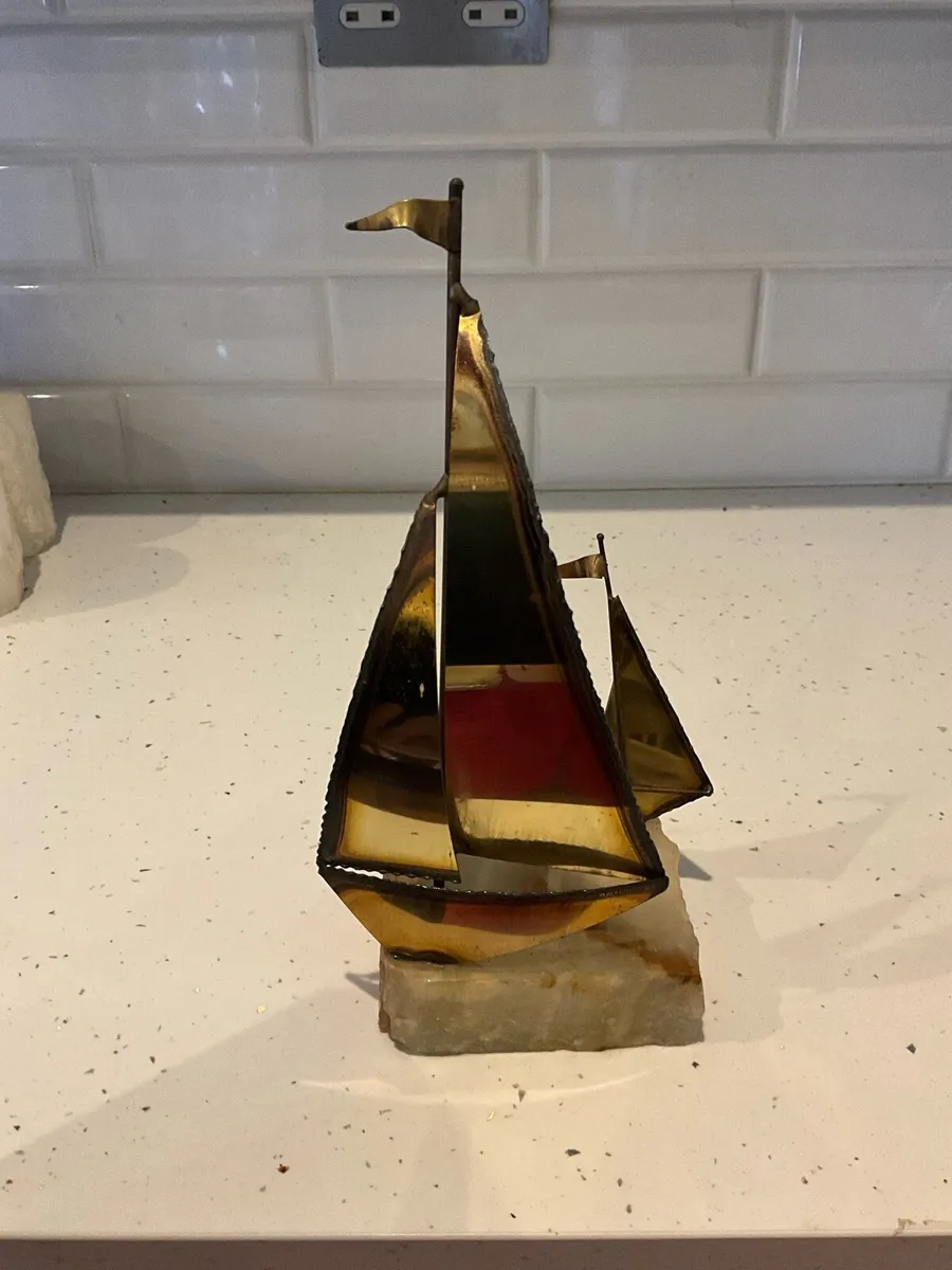 Vintage 1970s 2 Brass Sailboats on Quarts Stand - Image 2