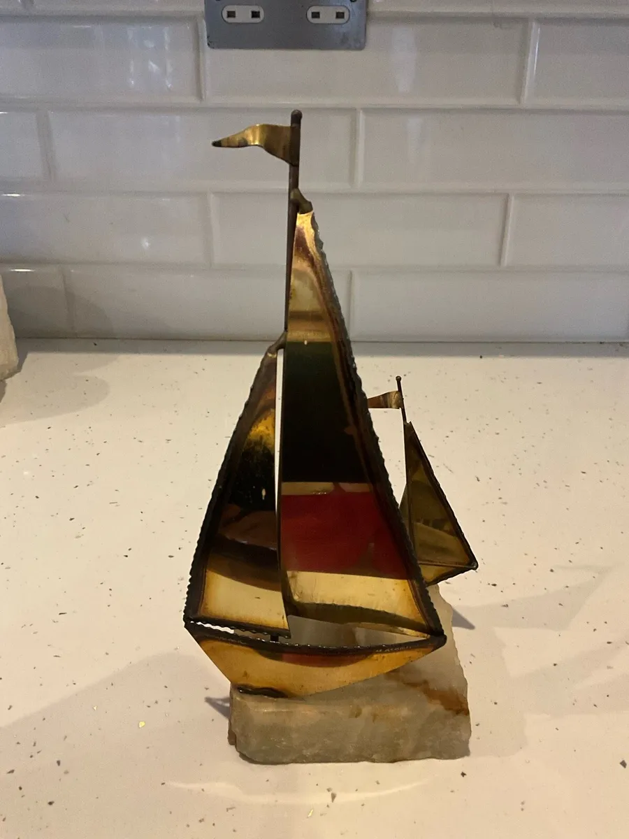 Vintage 1970s 2 Brass Sailboats on Quarts Stand - Image 3