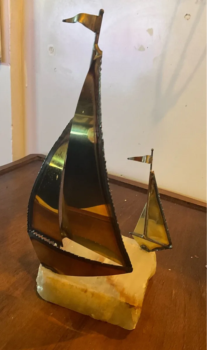 Vintage 1970s 2 Brass Sailboats on Quarts Stand - Image 4