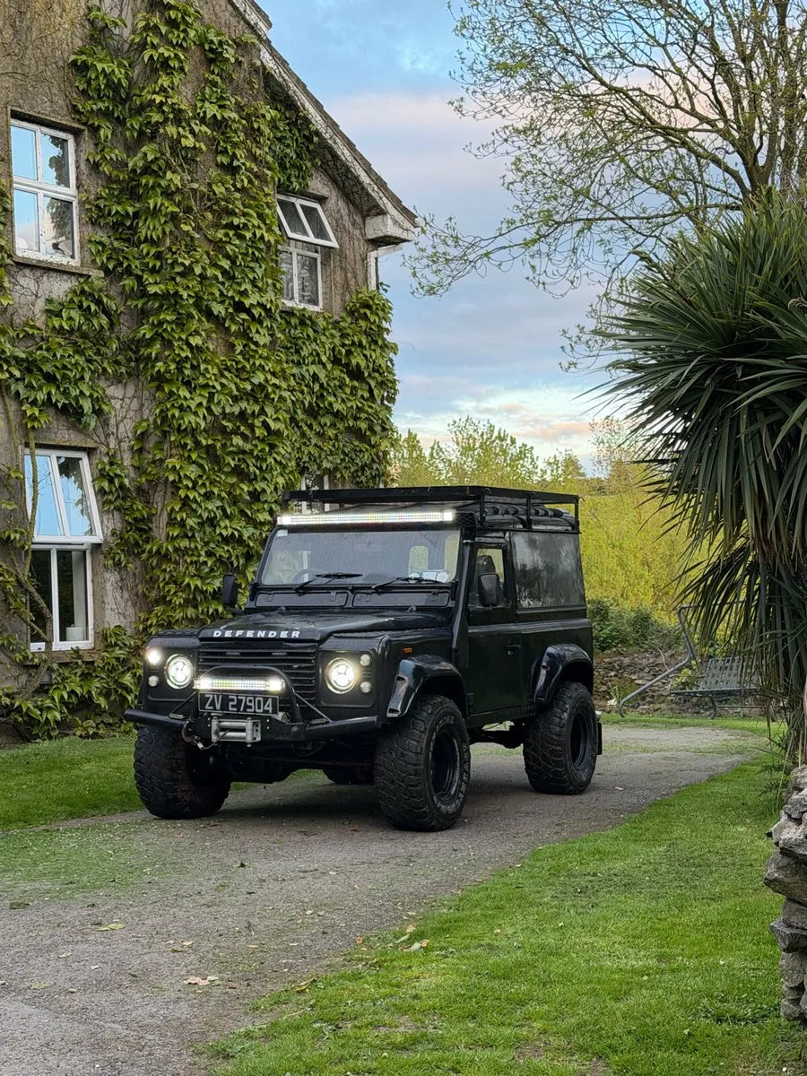 Land Rover Defender - Image 1