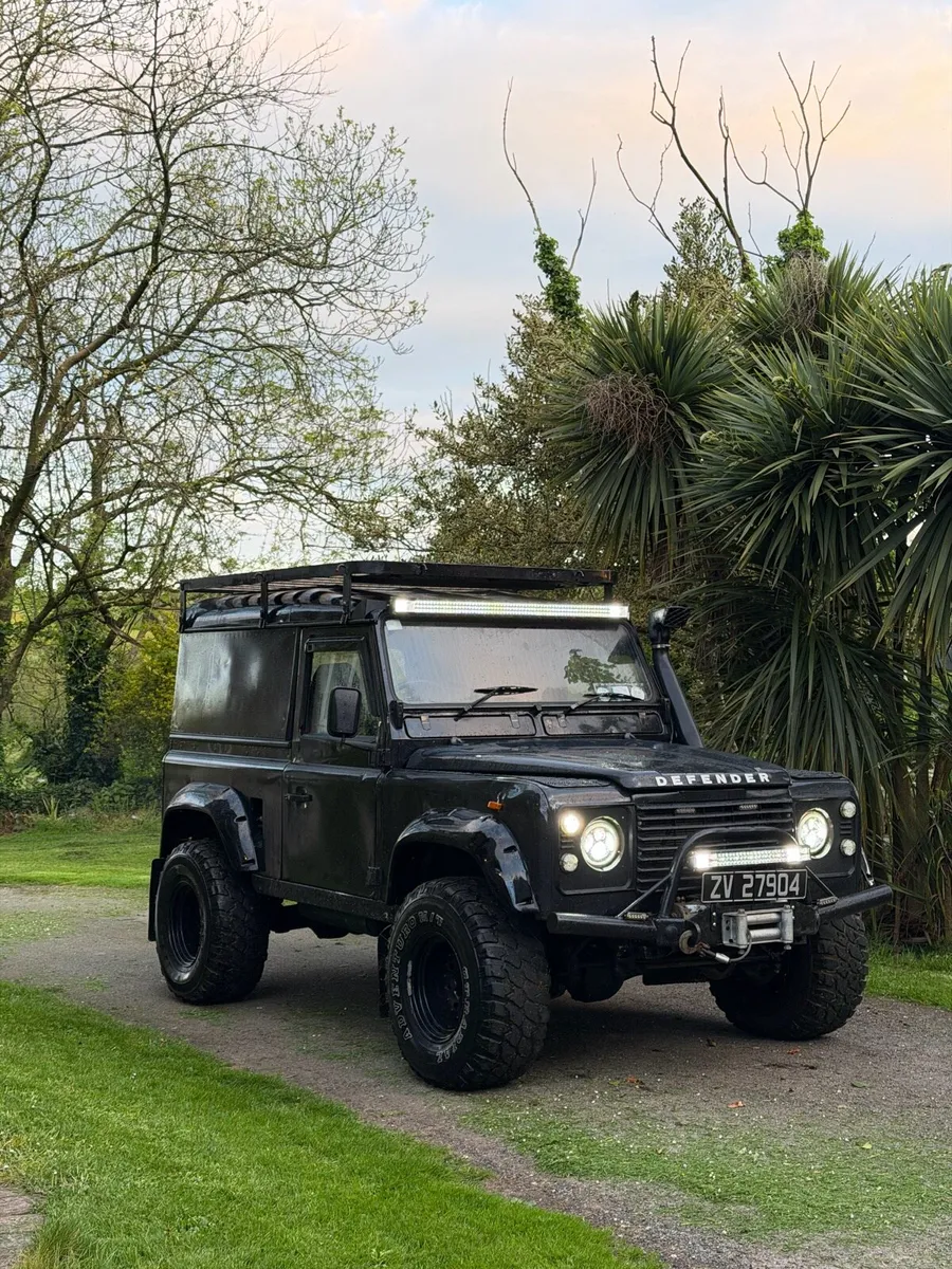 Land Rover Defender - Image 3