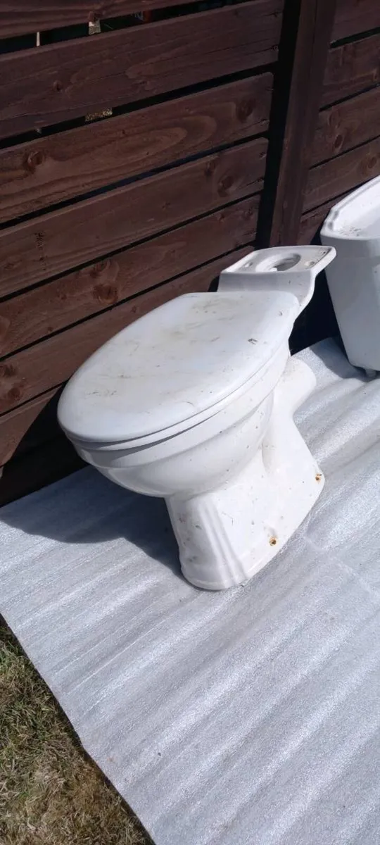 Toilet suite - Image 1