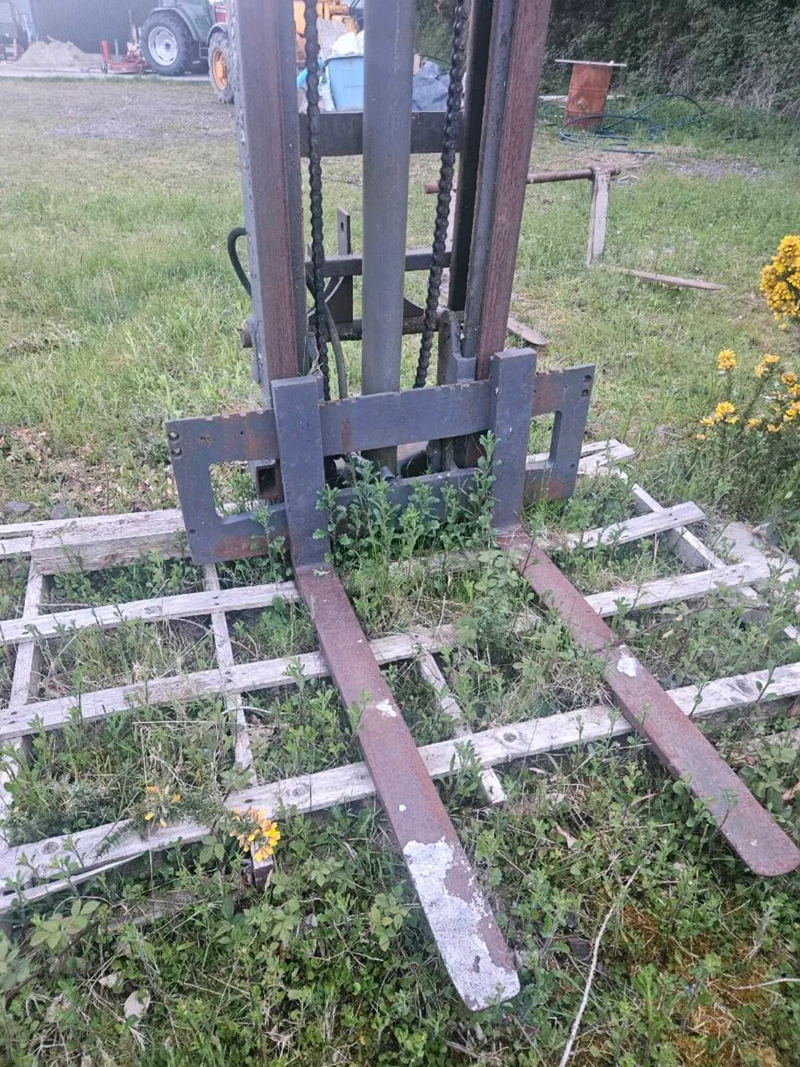 Tractor forklift - Image 1