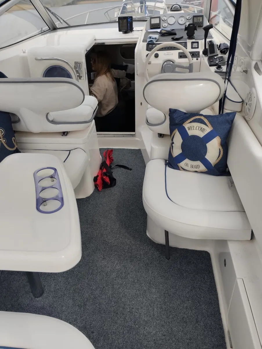 Sealine 260 Senator sports cruiser and trailer. - Image 4