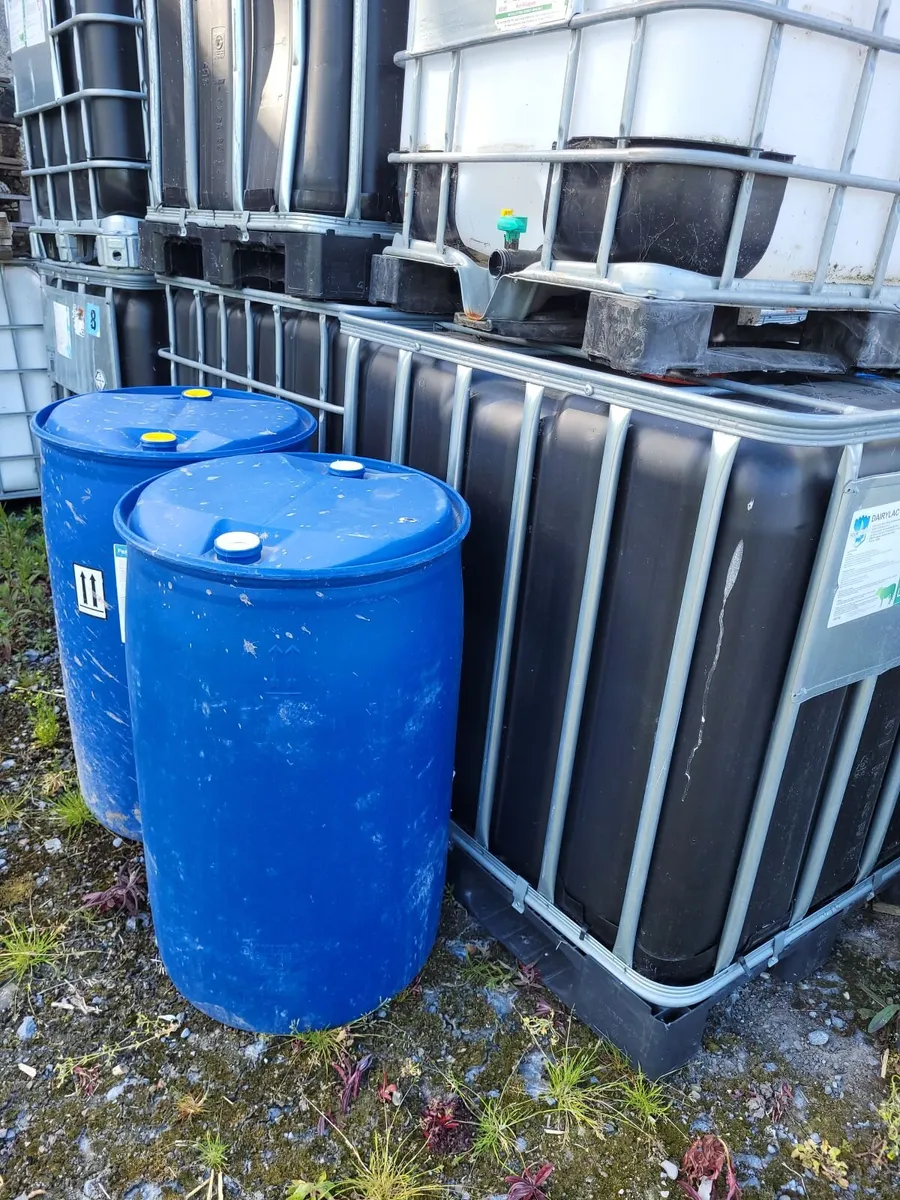 Ibc tanks ,blue barrels and hoof trimming crate - Image 1
