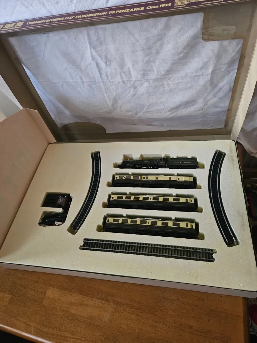 Hornby Airfix OO Gauge Cornish Express Train - Image 3