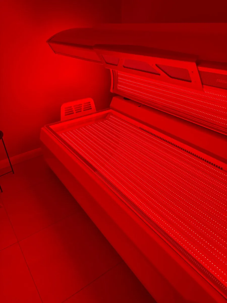 Red light therapy bed - Image 1